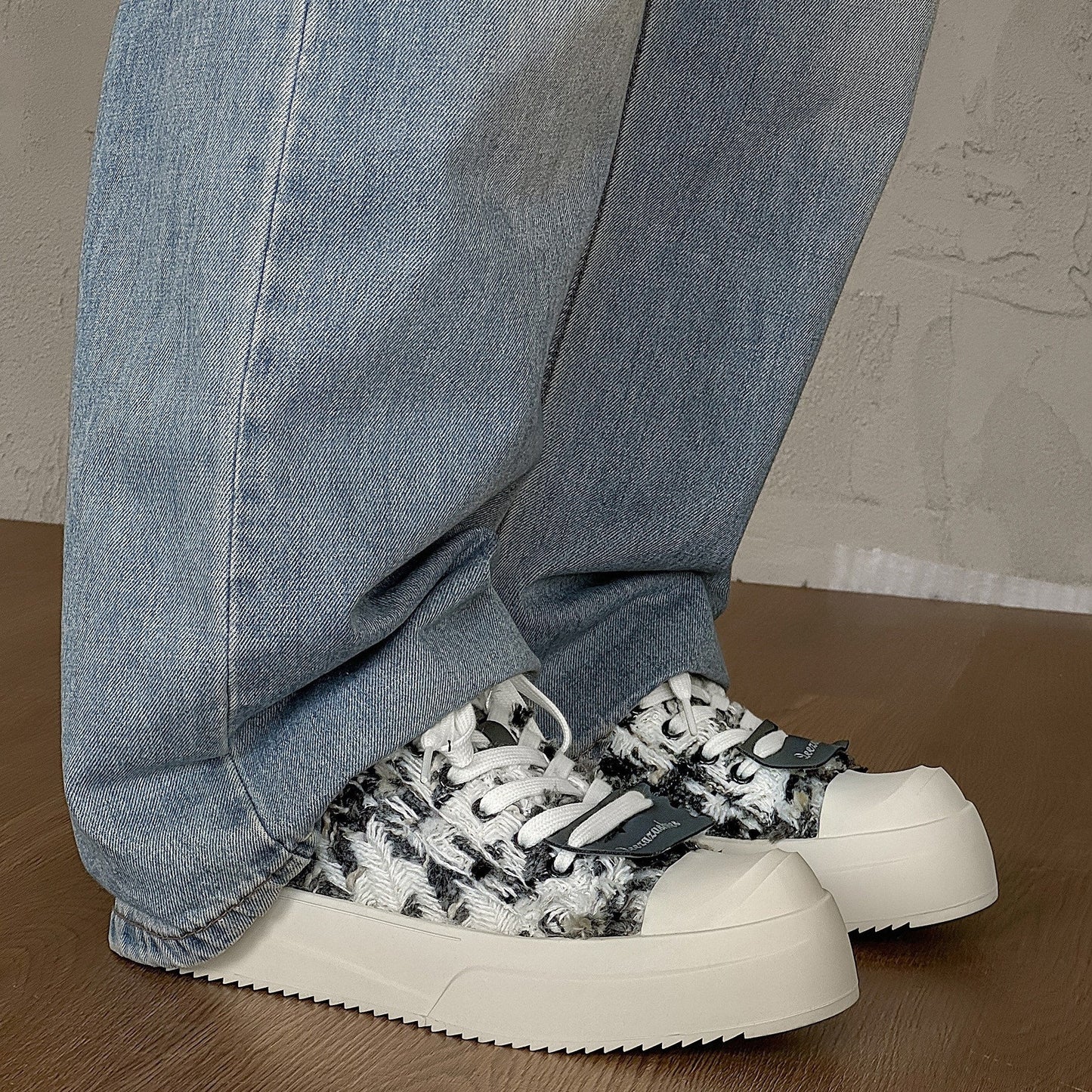 Celebrity Collaboration Versatile Casual Sneakers for Men and Women